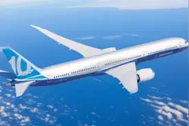 飞机在大海上空失事，空姐一人最先掉下去，活下来了，其余都遇难图片