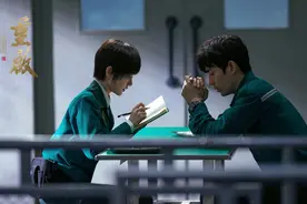 《重启》朱一龙拍动作戏，徒手爬高梯膝盖滑地，“黑背心”很抢镜图片