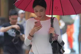 低腰牛仔裤+镂空长衫，小个子女生这样穿，轻松打造小蛮腰图片