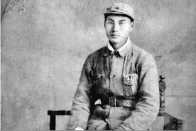 这位上将去西点军校访问，一位美军司令抱住他说，我可抓到你了图片