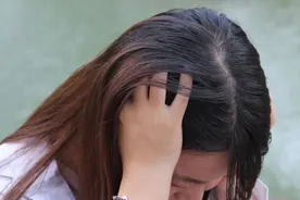 年纪轻轻，却满头白发，是哪里出了问题？图片