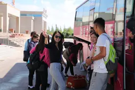 二连浩特街头，邂逅进货的蒙古女强人，帮她拎货，请她吃饭图片