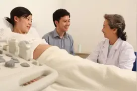 90后妈妈一胎产下两个孩子，家人高兴不已，医生却说不是双胞胎图片