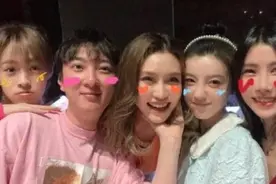 “壕”无人性！王思聪过33岁生日，飞机游艇出游，多名美女作陪图片