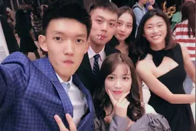 脱下运动服的杨倩好少女，穿连衣裙小巧可人似芭比，耐看度极高图片