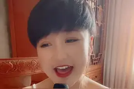 赵本山女徒弟出狱后形象大变，穿吊带，唱佛歌，直播粉丝突破10万图片
