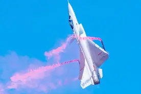 歼10B精彩表现连俄网友都嫉妒了！第一反应：“抄袭”！你信吗？视频封面