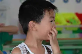 爱“挖鼻孔”的孩子，长大之后难逃这两种结局，家长要提前知晓图片