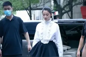 关晓彤生图太真实，穿短裙出门发挥腿长优势，保镖护驾气场足图片