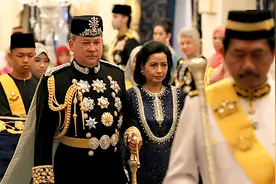 酸了！父王兄长超宠溺，马来西亚公主风光嫁给荷兰模特帅弟弟图片