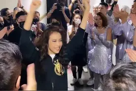 莫文蔚风波后继续开个唱，露面为团队打气欢蹦乱跳，情绪未受影响图片