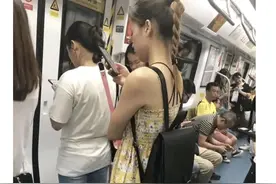 我该怎样委婉而又不失礼貌的提醒她一下呢？这也太尴尬了吧图片