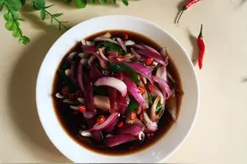 洋葱，简单美味的吃法，不炒不放一滴油，开胃解腻，常吃身体好图片