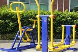4岁男孩玩这个“玩具”，手指被夹伤导致截肢，别再让孩子玩了图片