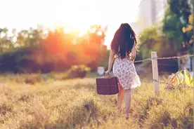 一个女人真正的独立：做人要狠，做事要稳图片