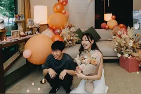 七夕第一对！28岁女歌手官宣婚讯嫁初恋男友，结束8年恋爱长跑图片
