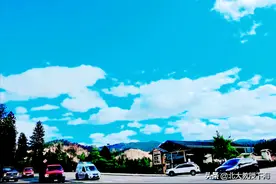 很多人手里拿着两部手机预示移动互联网时代的无限发展，大有可为图片