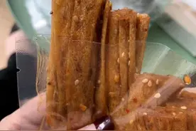 小学生吃辣条，中学生吃薯片，那大学生到底喜欢吃啥零食？图片