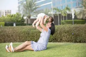 “妈妈，我只要你”，若宝宝比502胶还粘人，“聪明妈妈”这样做图片