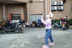 白血病女童的“快乐人生”，阳光下尽情玩耍，妈妈却高兴不起来图片