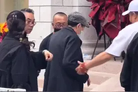 89岁杨少华带病支持德云社！乘百万豪车现身，郭德纲未迎接引争议图片