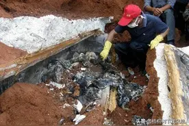 江西盗墓者挖开朱元璋后代墓，盗走随葬品后，又将未腐干尸捣毁图片
