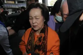 李嘉欣婆婆去世，她低调奔丧还要忍受网暴，讣告揭开其特殊地位图片