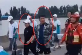 韩红赴河南救援现场曝光：怒斥自拍男子，亲自蹚水为老人穿救生衣图片
