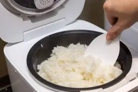 蒸米饭时，放盐还是放醋？都不对，厨娘教你一招，粒粒分明不粘锅图片