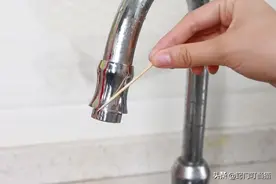 水龙头上放一根牙签，作用真是太厉害了，解决家家户户的大难题图片