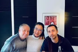 杨紫琼晒全家合照，和丈夫继子相处融洽，43岁继子和她更像姐弟图片