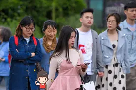 路人街拍：小姐姐驾驭OL粉红套装，迎面走来，像极了爱情图片