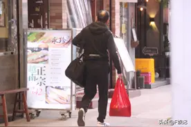TVB老戏骨下班后去买菜为家人下厨 与妻子“分居”仍照顾对方图片
