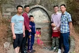 清明节一家老小，在亲人墓前合影留念，还发朋友圈图片