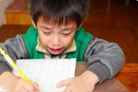 考场上小学生大哭，因名字103笔太难写，监考老师：我也写不出来图片