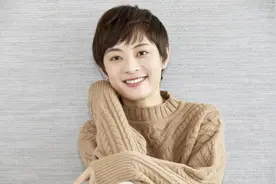 年轻时曾抛妻弃女，他洗酒瓶匿名资助女儿孙俪，与女儿和解有泪水图片
