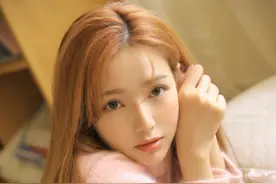 金发少女甜美笑容清新可人写真图片
