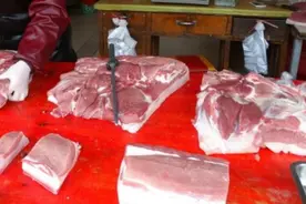 山东大妈到菜市场买一斤五花肉，结账时傻眼，过了一个月还没吃完图片