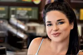 这个拥有世界最大嘴巴的网红，居然能一口塞下了四个汉堡图片