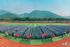 无锡太湖学院举行2020级新生军训汇报表演暨开学典礼图片