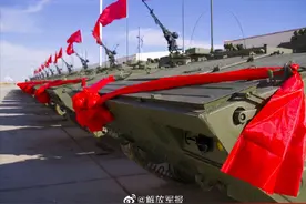 第81集团军某旅列装新装备 新型履带战车首次曝光图片