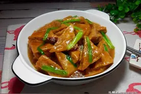 这是一道非常简单的家常菜：葱烧豆腐，入味又下饭，没肉也光盘图片