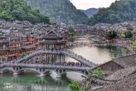 凤凰古城值得一去吗？网上好多吐槽，可是却总是人声鼎沸图片