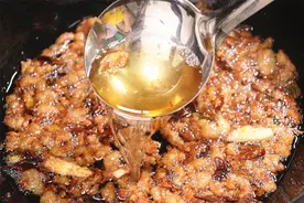熬猪油时，应该加水还是放油？教你正确做法，又香又白，多久不坏视频封面