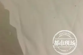 南昌：男子入住酒店，发现被子上有头发、黑点，换了一间房还有？图片