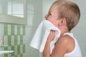 长期用“毛巾洗脸”和用“洗脸巾”，皮肤有何差别？难怪你显老图片