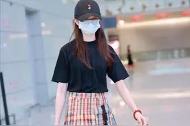 刘浩存暴露小富婆身份！手拎LV包走机场，还穿一身轻奢，真够抢镜图片