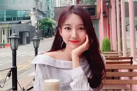 LCK美女主持尹素彬应援DWG，身穿Nuguri队服并为其加油图片