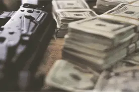 广西毒贩开枪击中民警胸部，这美式M1911手枪从哪来的？图片