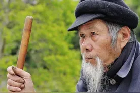 农村老人常说：出殡遇到这两种情况下雨，前者灾难后者富贵图片
